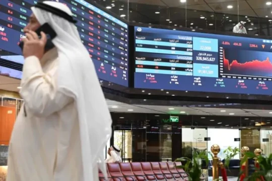 KSE surges on interest rate cuts, hits new historic levels
