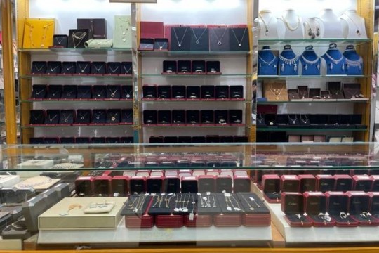 Saudi Arabia witnesses a boom in pre-owned luxury accessories market -