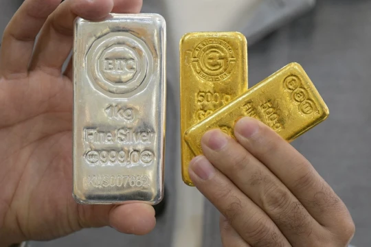 Gold, silver hit peaks and stocks sink on new US-EU trade fears-Iran