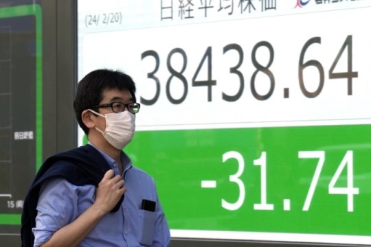 Asian shares trade mixed after Wall Street was closed for a holiday-Palestine
