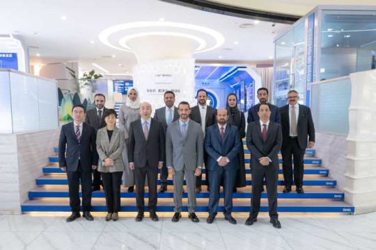 Sultan bin Ahmed visite le centre de recherche et développement de Huawei et le groupe SMG en Chine