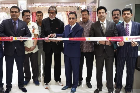 Bachchan launches Kalyan Jewellers’ Ayodhya showroom