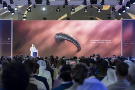 من شرائح الدماغ والحاسوب إلى تغيُّر المناخ: منتدى Dubai Future Forum لعام 2024 يتنبأ بمستقبل البشرية