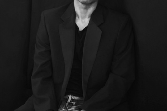 تم تعيين Nicola Formichetti، صاحب الرؤية الإبداعية، مديرًا إبداعيًا عالميًا لشركة M·A·C Cosmetics