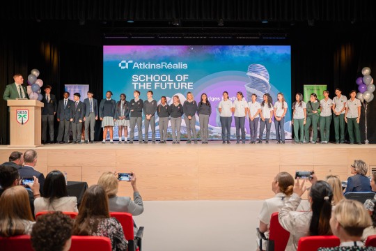 أتكنز ريالس توسّع نطاق مبادرة مدرسة المستقبل الحائزة على جوائز في مدارس الإمارات