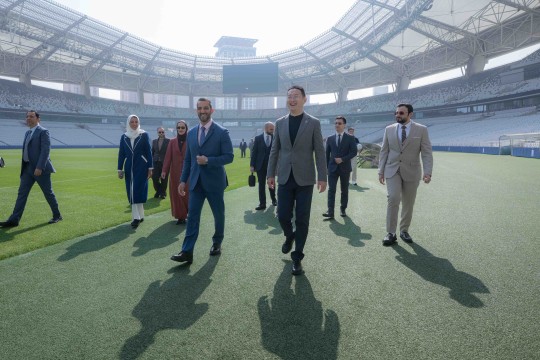 سلطان بن احمد القاسمي يزور الاستوديوهات والحديقة السينمائية واستاد شنغهاي في الصين