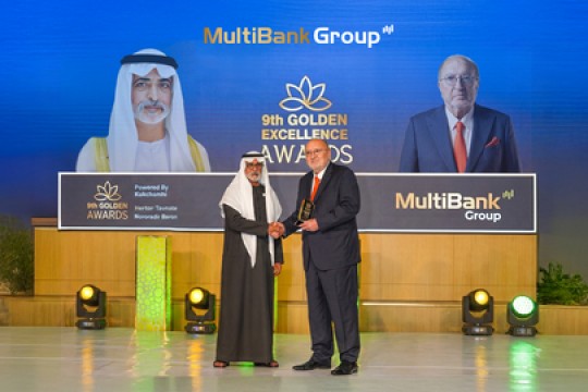 سمو الشيخ نهيان بن مبارك آل نهيان يكرّم ناصر طاهر، رئيس مجلس الإدارة ومؤسس MultiBank Group، بمنحه جائزة التميز الذهبية تقديرًا لتميزه في مجالات التكنو